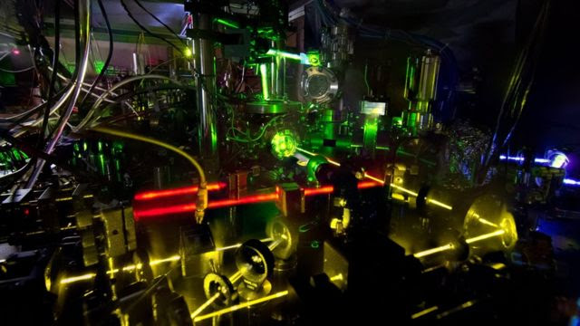 Relógio medindo átomos de itérbio no NIST
