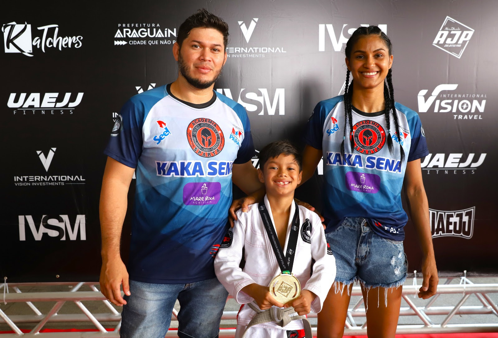 Ao lado dos pais, que também são atletas, Snyder Jhoufer, 7 anos, carrega a 15ª medalha, conquistada durante a competição em Araguaína