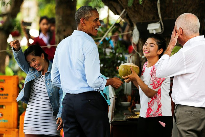 Tổng thống Obama dạo phố, uống nước dừa ở Lào - Ảnh 10. Tổng thống Obama dạo phố, uống nước dừa ở Lào - Ảnh 10.
