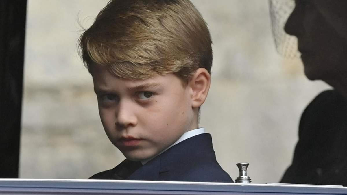 الأمير جورج يستغل نفوذ والده وليام ويهدد زملاءه بالمدرسة