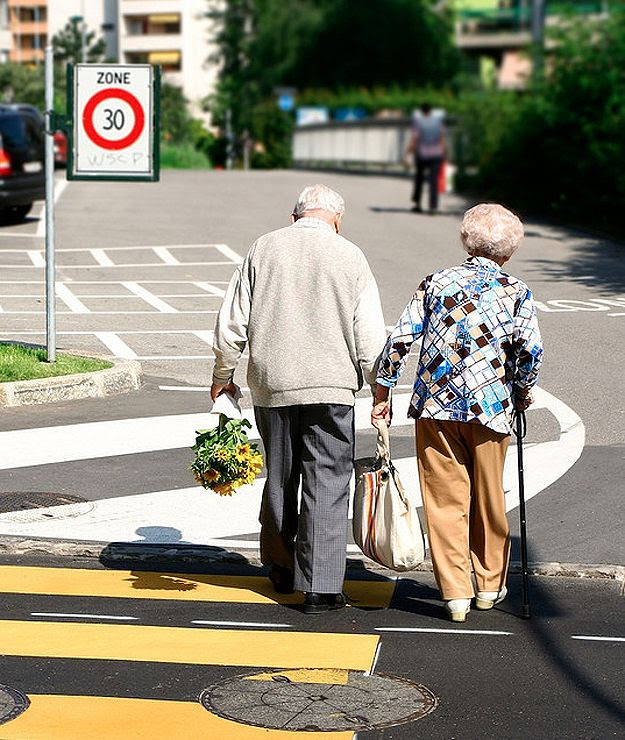 Elder couples in love: 