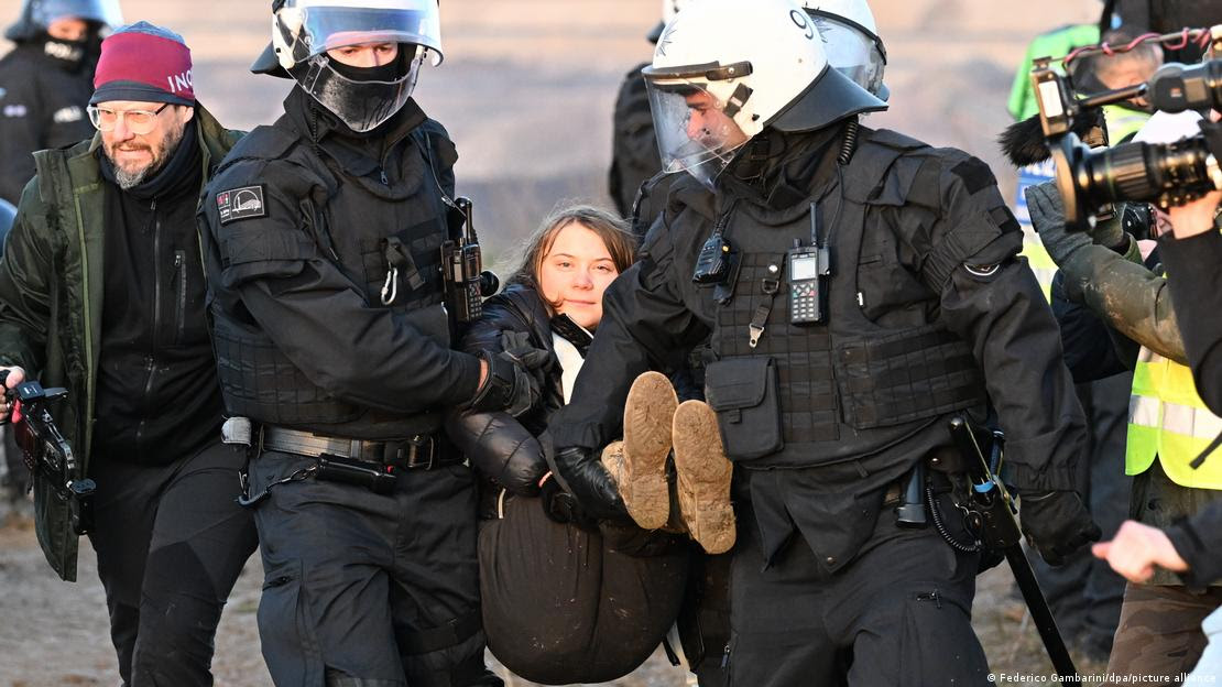 Ativista do clima Greta Thunberg carregada por policiais alemães