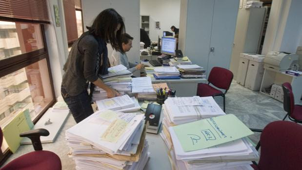 Funcionarios en unas dependencias de la Junta de Andalucía