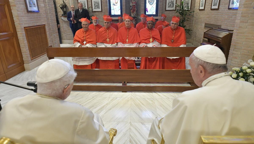 Benedykt XVI pokazał się mediom. Jak wygląda papież-emeryt? Wizyta nowych kardynałów u papieża Benedykta XVI /VATICAN MEDIA HANDOUT /PAP/EPA