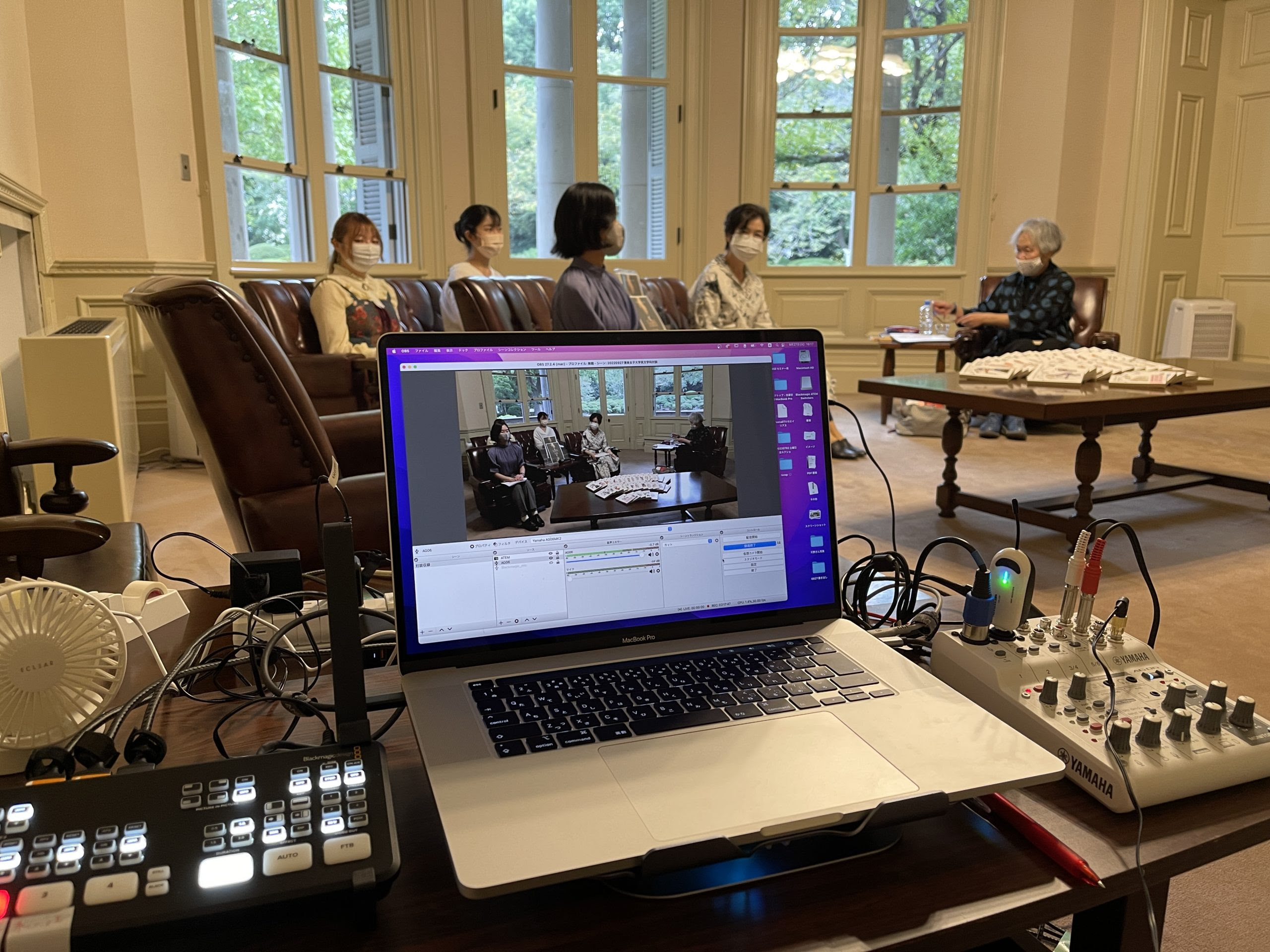 清泉女子大学・本館応接室での対談撮影風景