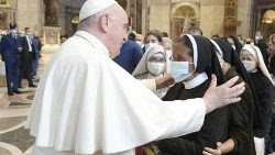 Il Papa con suor Narvaez subito dopo la messa di apertura del Sinodo