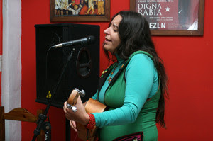 La trovadora venezolana Amaranta Pérez entregó a los presentes dos temas de una sensibilidad y un contenido poético de excelencia.