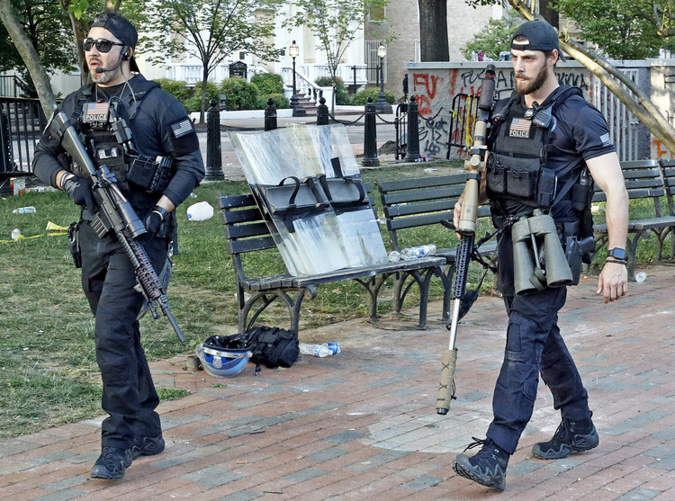 Mật vụ Mỹ mang súng SR-25 (trái) và AXAICS hộ tống Trump tại Công viên Lafayette hôm 1/6. Ảnh: AP.