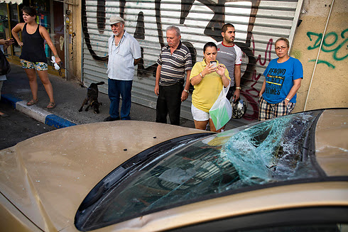 Rocket debris hits car in Tel Aviv (Photo: AP)