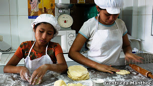 Niños trabajando en panadería