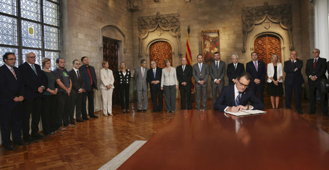 Artur Mas, durante la firma del decreto de convocatoria de la consulta del 9-N.