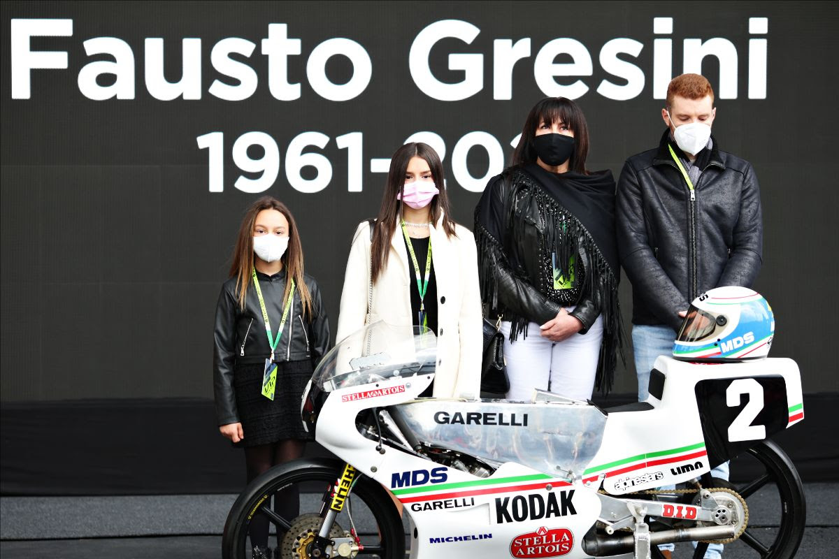 Keluarga Gresini di parc ferme di Imola dengan salah satu motosikalnya.