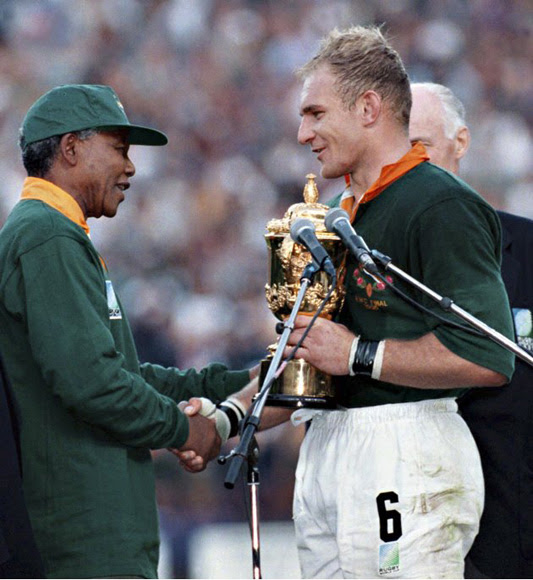 Mandela le entrega el trofeo al capitán del equipo sudafricano, Francois Pienaar, tras proclamarse los Springboks campeones del mundo de rugby en 1995.