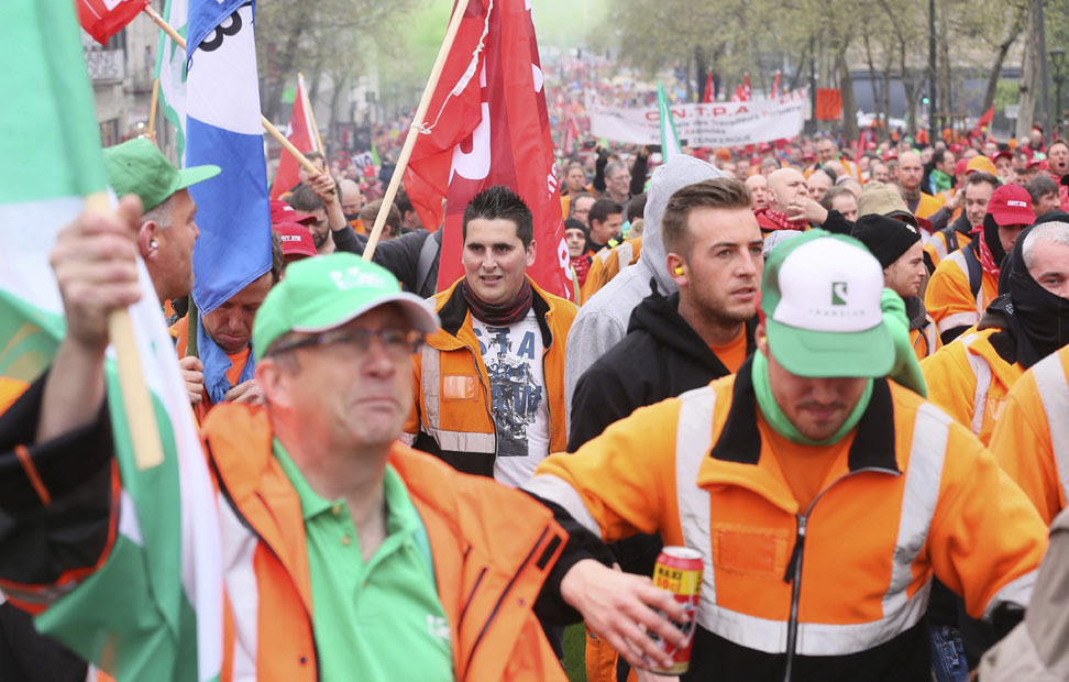 Un grupo de trabajadores participa en la marcha contra los recortes, en Bruselas.