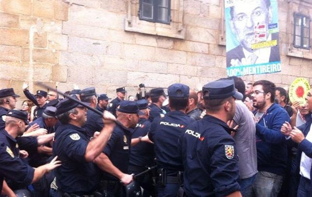 Agentes de la Policía cargan contra los manifestantes cuando intentaban acceder a la Praza do Obradoiro.