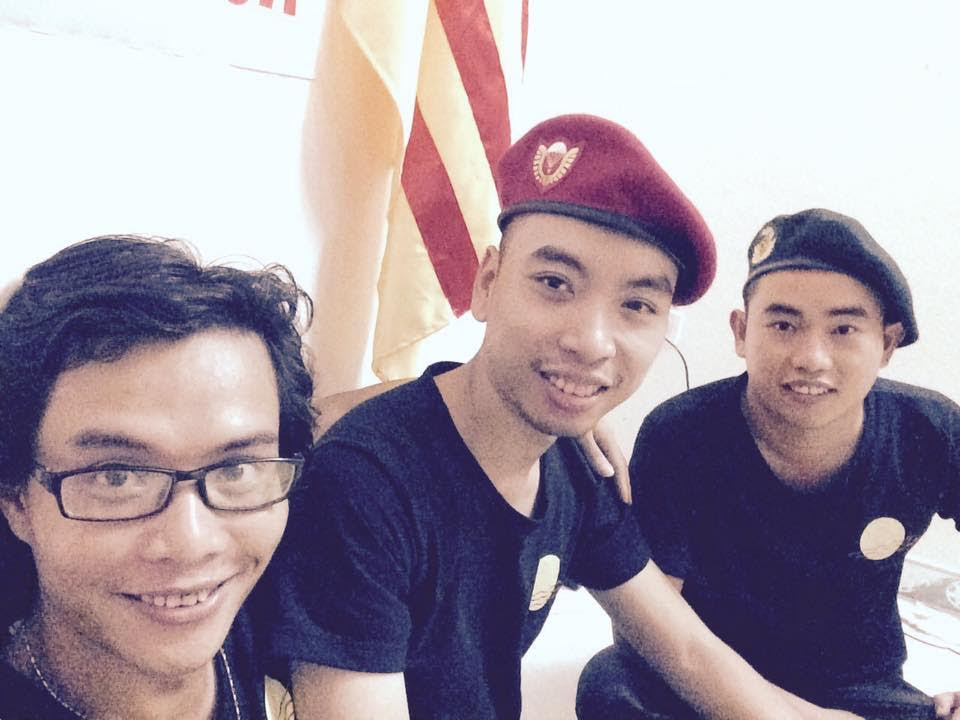 Những bạn trẻ công khai cờ vàng ba sọc đỏ tại Nghệ An (ảnh; Facebook Dũng Phi Hổ)