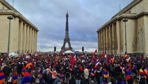 Sur l'esplanade du Trocadéro.