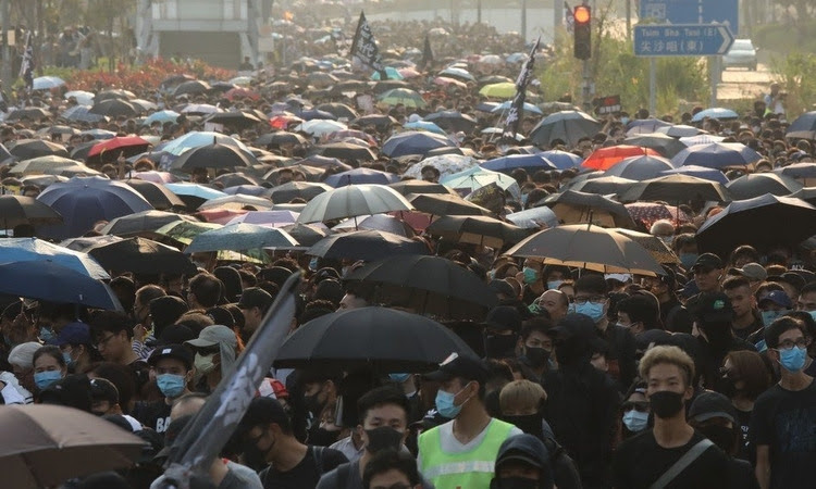 Người biểu tình Hong Kong tại quận Tsim Sha Tsui chiều 1/12. Ảnh: SCMP.