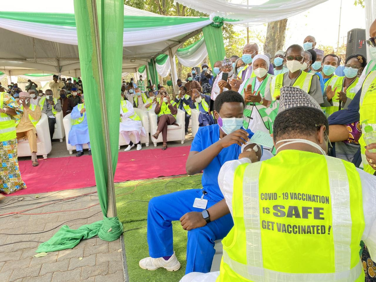 Nigeria begins COVID19 vaccination as health workers take their first shots in Abuja (photos)