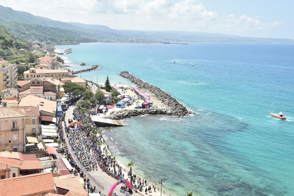 9353ff75 8388 41a2 ac4f e9b7172cd97a SAM BENNETT VINCE LA VOLATA DI PRAIA A MARE SIMON YATES ANCORA MAGLIA ROSA DEL GIRO DITALIA