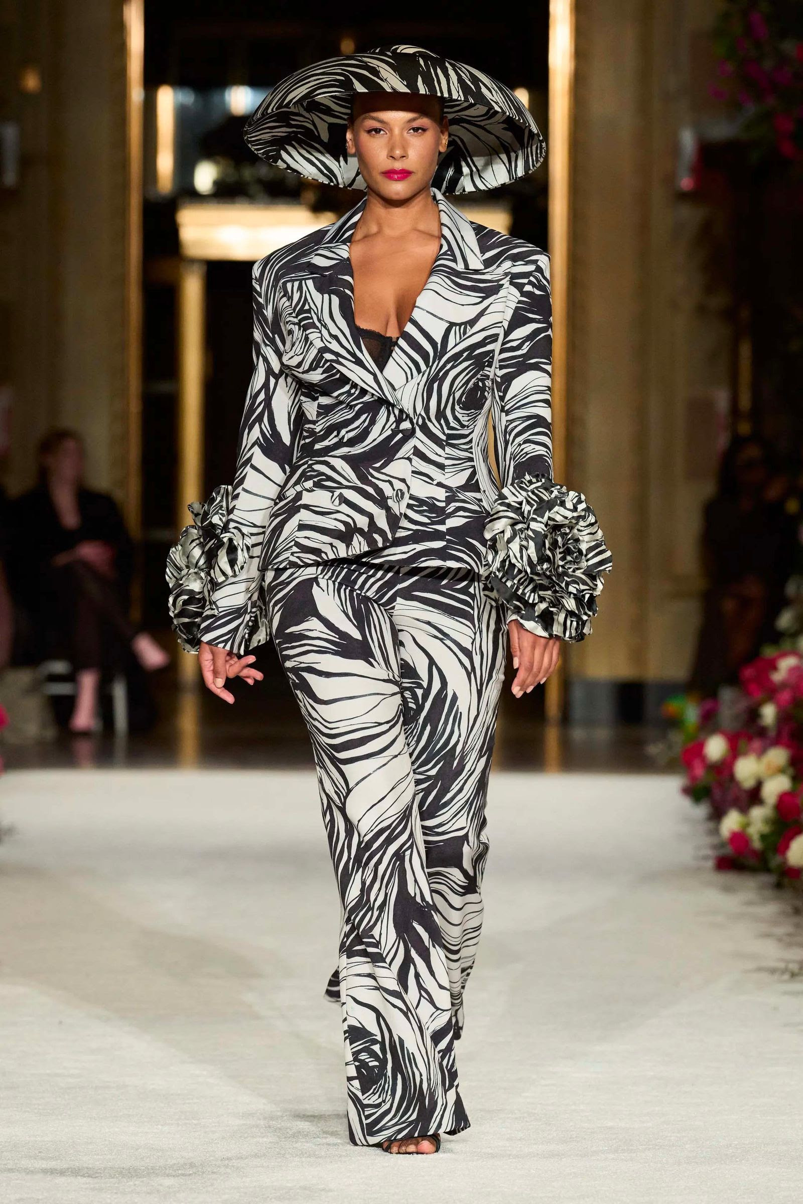 Cintura marcada en Christian Siriano otoño invierno 2023.