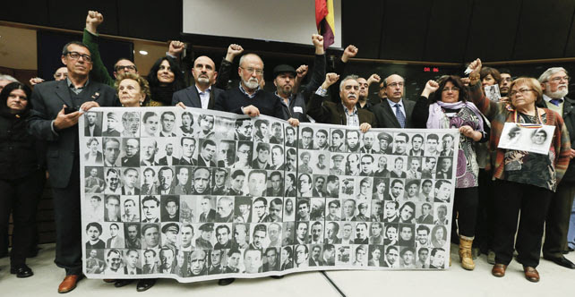 Familiares de las víctimas del franquismo muestran retratos de sus parientes tras el final del debate 'Búsqueda de la verdad, justicia y reparación para las víctimas del franquismo en Europa' en el Parlamento Europeo.EFE/OLIVIER HOSLET
