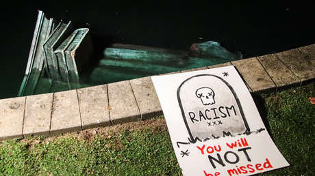 VIDEOS: Manifestantes contra el racismo derriban, prenden fuego y arrojan a un lago una estatua de Cristóbal Colón en EE.UU.