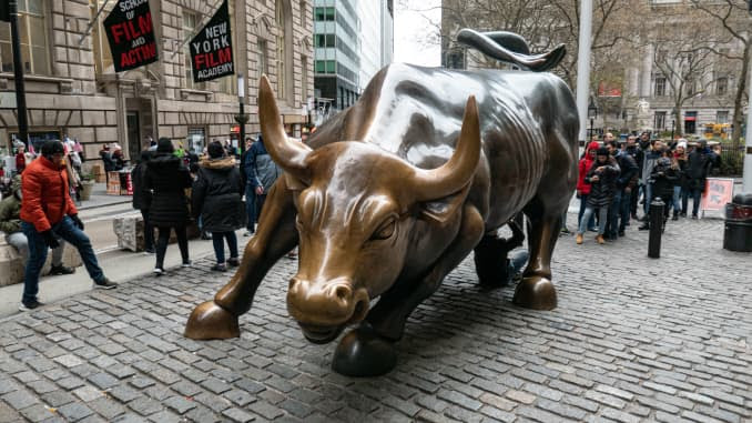 A escultura de bronze Charging Bull, também conhecida como Wall Street Bull ou Bowling Green Bull na cidade de Nova York, com turistas tirando fotos dela, pois é um marco, um destino turístico, uma atração popular e símbolo de Wall Street e Financial Di