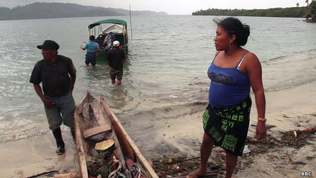 Pescadores kuna en Puerto Inabaginya.