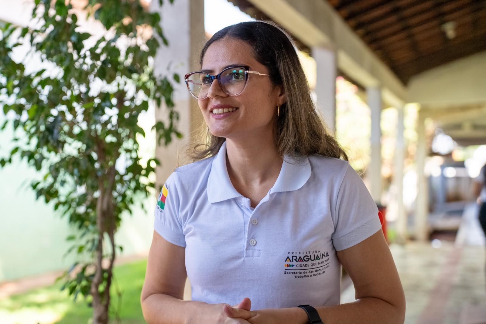 Lorena Lages destaca o papel mediador do assistente social, unindo órgãos e sociedade na luta contra o trabalho infantil. As ações são adaptadas à realidade local e focadas na proteção de crianças e adolescentes