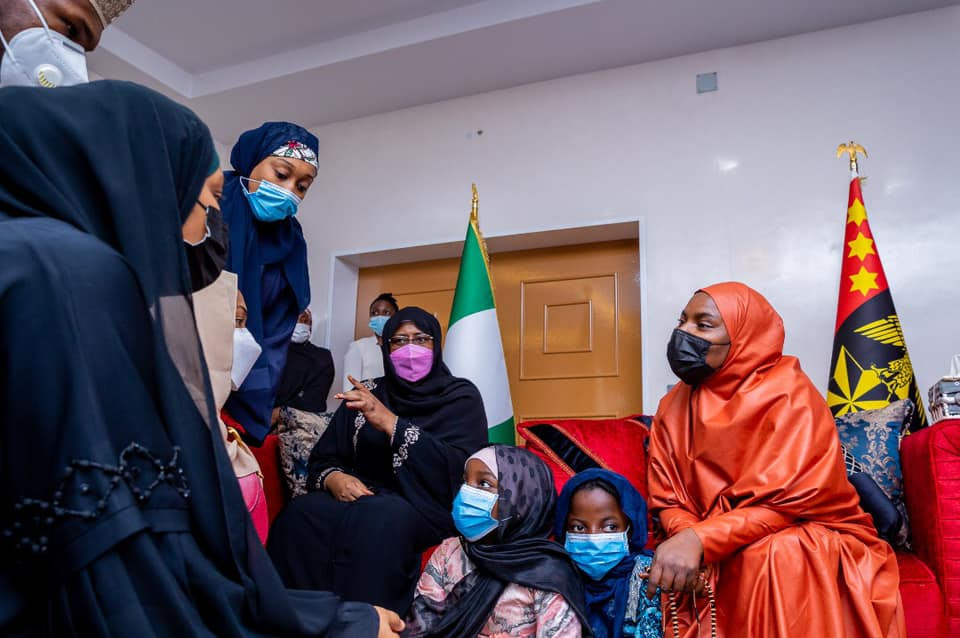 Aisha Buhari and her children pay condolence visit to the family of late COAS (photos)