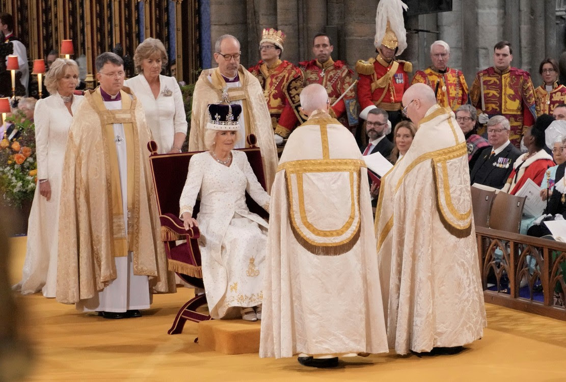 Nữ hoàng Camilla được trao Vương miện của Nữ hoàng Mary trong lễ đăng quang của bà ở Tu viện Westminster, London, vào Thứ Bảy, ngày 6 tháng 5 năm 2023. (Jonathan Brady / Pool Photo qua AP)