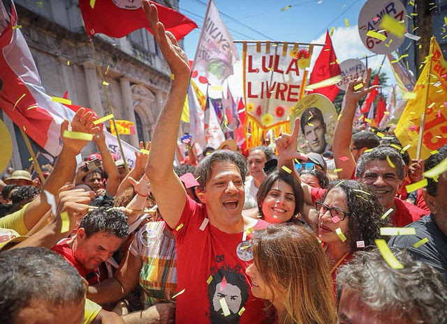 El candidato a presidente del PT y su vicecandidata a presidente, Manuela D'Ávila, durante caminata en Recife, capital de Pernambuco - Créditos: Ricardo Stuckert