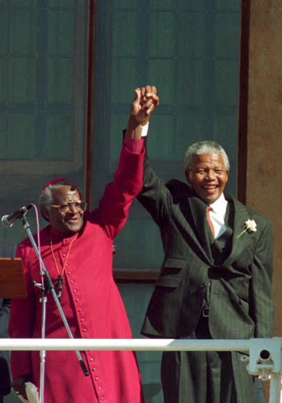 Nelson Mandela y Desmond Tutu alzan sus manos tras la victoria en las elecciones de 1994 del Congreso Nacional Africano (CNA).