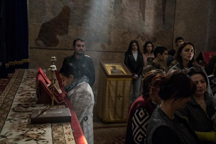 Des soldats et des familles viennent visiter et prier au monastère de Dadivank, le 12 novembre, dans le district de Kelbajar, qui fera partie des territoires azerbaïdjanais dès l'application du traité de paix.