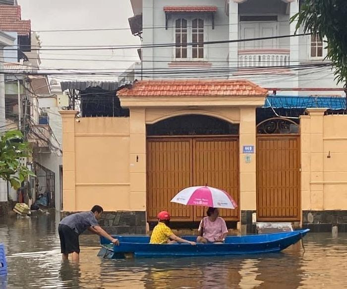 Mưa lớn khiến đường bộ biến thành.... đường thủy