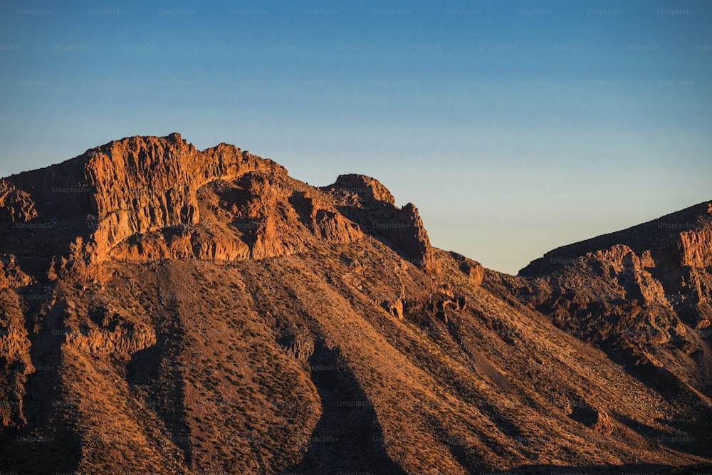 montagne du désert à Tenerife sur el teide vulcan pour profiter de vos vacances de trekking. coucher de soleil aux couleurs chaudes sur la montagne des rochers