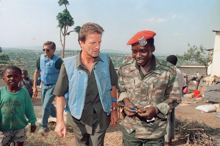 Bernard Kouchner, alors secrétaire d’état à l’action humanitaire, en visite à Kigali, au Rwanda, le 18 juin 1994.