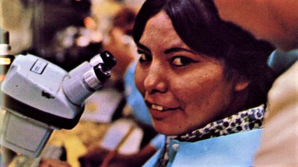 Mujer Navajo trabajando en computador de la NASA.Foto www.muyinteresante.com