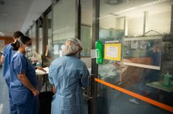 Los hospitales enfrentan una ola de pacientes críticos de otras patologías que evitaron las urgencias por la pandemia