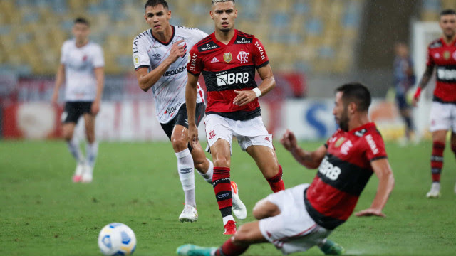 Flamengo vai em busca de três pontos 'obrigatórios' contra o Cuiabá no Maracanã