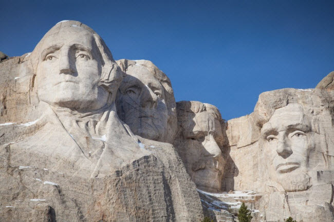 Núi Rushmore, Mỹ: Khi Gutzon Borglum thực hiện điêu khắc khuôn mặt của 4 tổng thống Mỹ trên núi  Rushmore, một căn phòng bí mật được xây dựng sau đầu của Tổng thống Abraham Lincoln. Đây là nơi từng lưu giữ những tài liệu và hiện vật quan trọng nhất của lịch sử nước Mỹ như bản hiến pháp và tuyên ngôn độc lập.