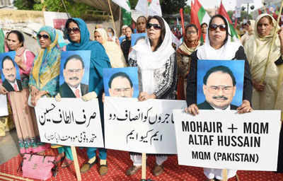 MQM activists protest in Karachi holding images of their leader Altaf Hussain. Pakistani police have registered a case under terrorism laws against the leader who lives in exile in London. (AFP photo)