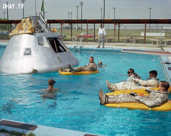 Đội lái Apollo 1 đang thực hành cân bằng trên mặt nước năm 1966. Không may, tất cả họ đã chết trong đám lửa lớn tại bệ phóng. ,bức ảnh lịch sử,khoảnh khắc lịch sử