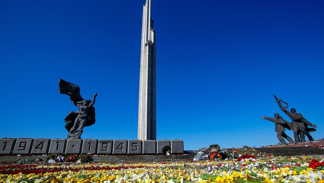 FOTO: Letonia destruirá el Monumento a los Libertadores de los invasores fascistas tras la demolición