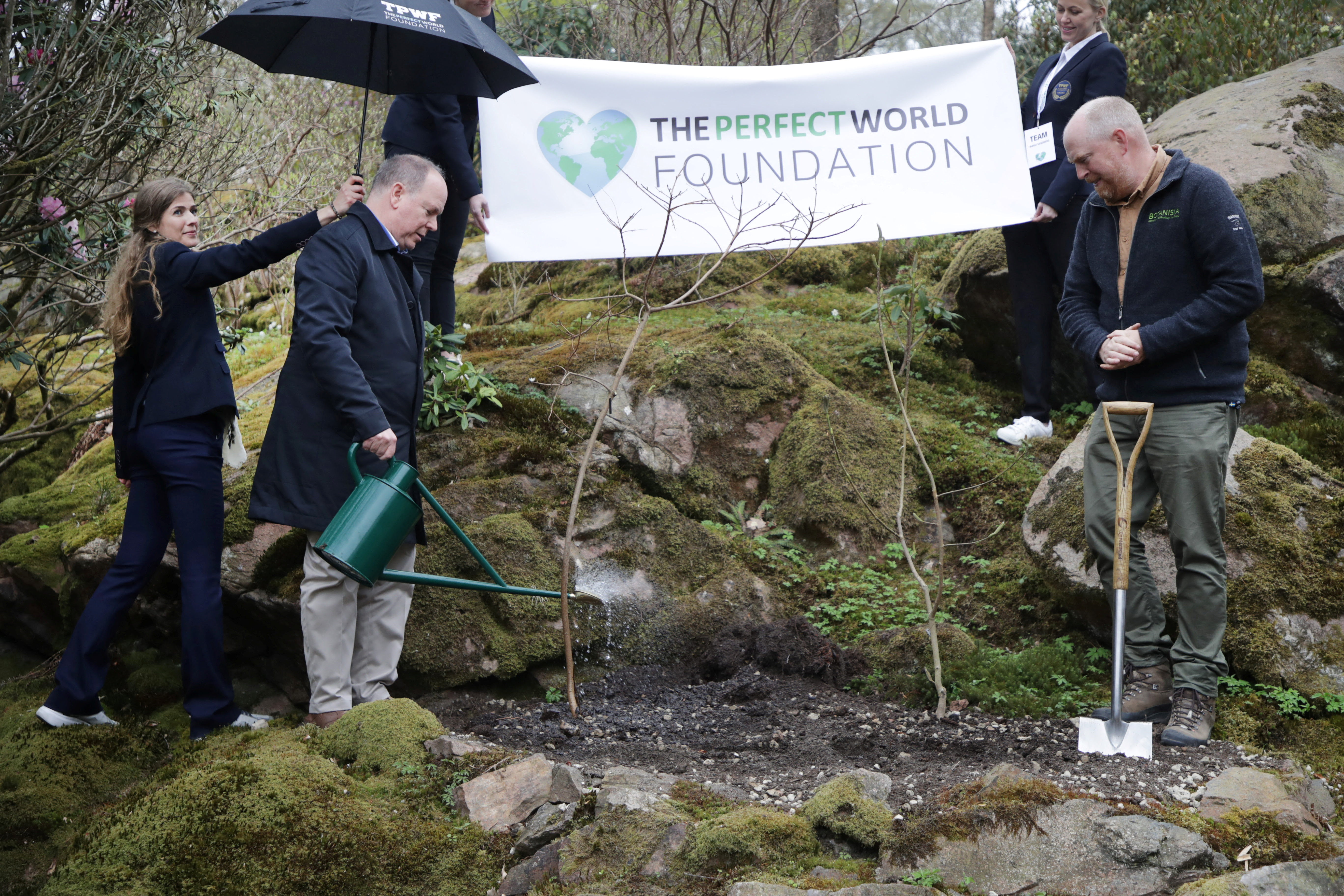 El Príncipe Alberto II de Mónaco riega un árbol después de plantarlo en el Bosque Attenborough del Jardín Botánico de Gotemburgo, la iniciativa global de plantación de árboles de la Fundación Mundo Perfecto, en Gotemburgo, Suecia (REUTERS)