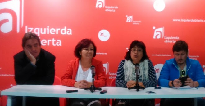 Esperanza Martínez y Montse Muñoz (Centro) durante la rueda de prensa.- PÚBLICO