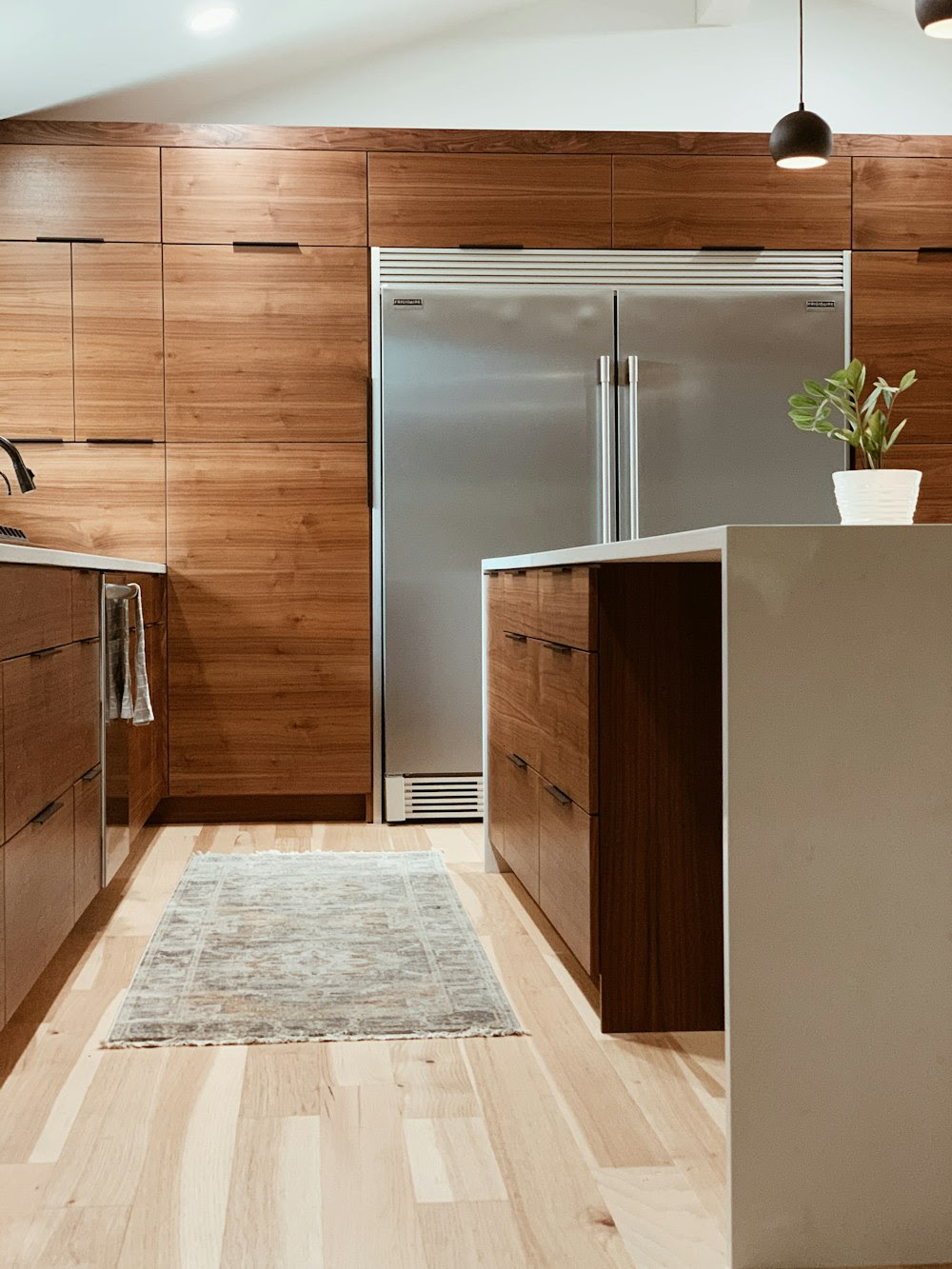 armoire de cuisine en bois marron et blanc