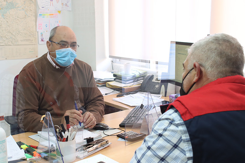 Un trabajador de UPA en la oficina de Miajadas (Cáceres) atendiendo a un agricultor a resolver las gestiones de su explotación. Foto: Joaquín Terán.