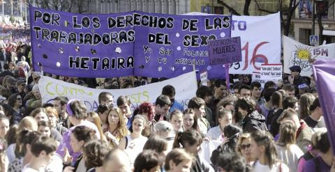 Vista de la manifestación en la que miles de personas han tomado hoy el corazón de la capital española en el Día Internacional de la Mujer para reivindicar la igualdad de género, defender el aborto libre y gratuito y rechazar la violencia machista. EFE